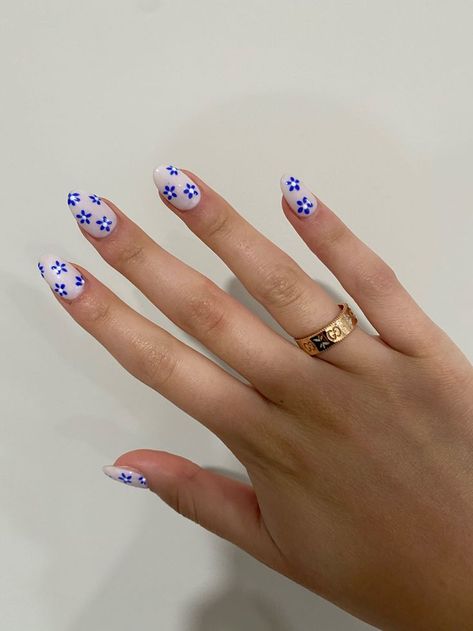 Simple Floral Nails, Floral Nails Designs, Blue And White Nails, Simple Gel Nails, Summery Nails, Flower Nail Designs, Flower Nail, Short Acrylic Nails Designs, French Tips