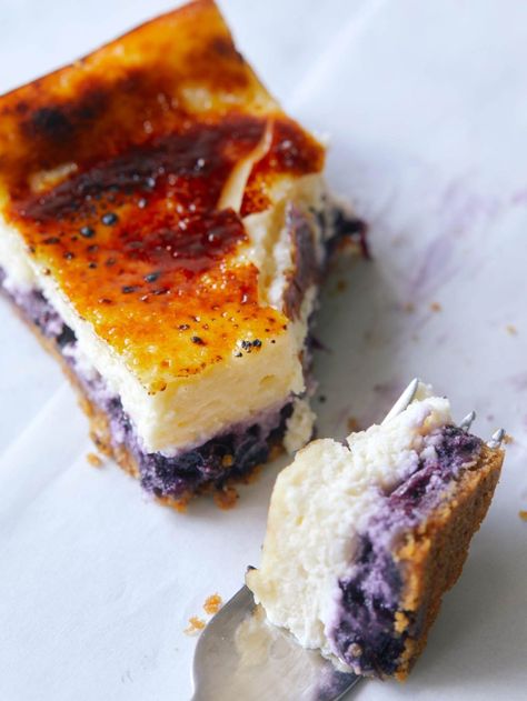 Blueberry Cheesecake Creme Brûlée Bars Creme Brulee Bars, Blueberry Creme Brulee, Blueberry Cheesecake Recipes, Creme Brulee Cheesecake Bars, Creme Brulee Cheesecake, Cake Bars, Blueberry Cheesecake, Cheesecake Bars, Cheesecake Recipes