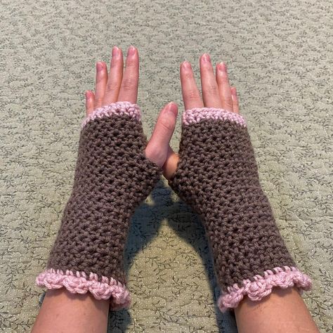 Crochet Gloves Free Pattern, Crochet Arm Warmers, Gloves Design, Crochet Flowers Free Pattern, Gloves Pattern, Crochet Business, Crochet Fingerless Gloves, Crochet Mittens, Crochet Gloves