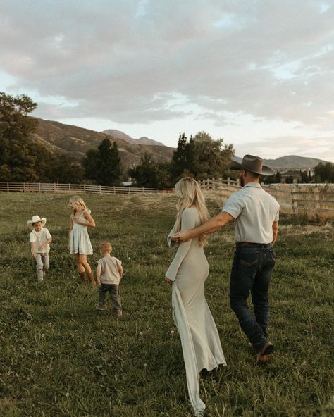 Thankful 🫶🏼 Family Country Photoshoot, Family Farm Photoshoot, Farm Family Photoshoot, Family Farm Photos, Farm Family Pictures, Country Photoshoot, Cute Country Couples, Life Goals Future, Farm Lifestyle