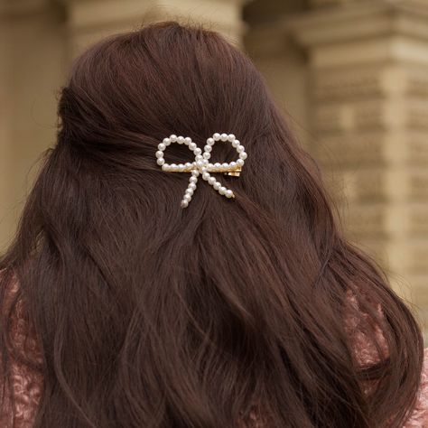 ✨ Sneak peek ✨ Our pearl bow hair clip is arriving next week! Perfect for adding that extra shine to your style. 🌟 #ComingSoon #hairbow ✨Aperçu✨ Notre barrette à cheveux avec nœud en perles arrive la semaine prochaine ! Parfait pour ajouter une brillance supplémentaire à votre style. 🌟 #hairclips #hairclaw #barrettes #hairbow #hairpins #hairclipshop #hairclipstyle #hairclipslovers #hairjewelry #hairessentials #instastyle #hairstyleinspo #OOTD #outfit #instagood #outfitoftheday #musthave #w... Pearl Hair Clip Aesthetic, Pearl Hair Bow, Hair Clips Aesthetic, Diy Earrings Materials, Pearl Hair Clips, Winter Arc, Hair Bow Clip, Pearl Bow, Bow Hair Clip