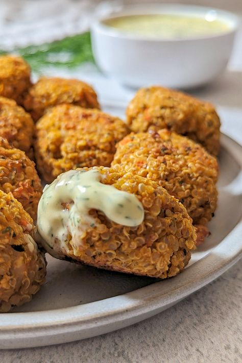 Quinoa Balls 1 Traditional Meatballs, Baked Quinoa, Quinoa Balls, Quinoa Snacks, Savory Quinoa, Meatless Dinners, Quinoa Bites, Fall Favorites Recipes, Healthy Quinoa