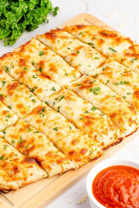 Garlic Cheese Breadsticks, Cheese Breadsticks, Garlic Breadsticks Recipe, Cheesy Garlic Breadsticks, Breadsticks Easy, Homemade Breadsticks, Cheese Bread Sticks, Italian Spaghetti, Cheesy Breadsticks