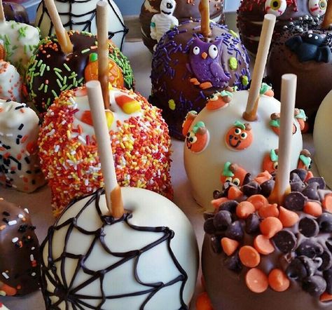 Halloween Candy Apples, Gourmet Candy Apples, Covered Apples, Gourmet Caramel Apples, Candy Apple Recipe, Chocolate Covered Apples, Gourmet Apples, Fun Halloween Treats, Gourmet Candy