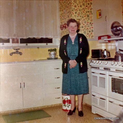 A 1950s home tour 1950s Kitchen, Vintage Housewife, 1950s House, Interior Vintage, Domestic Goddess, Shabby Chic Vintage, Shabby Vintage, Look Vintage, Retro Home