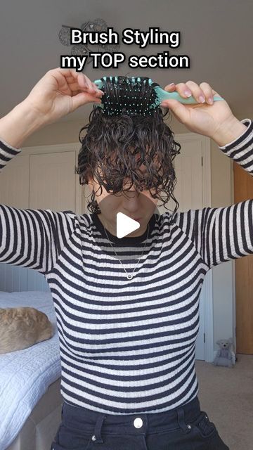 Victoria | Curly Haircare Tips on Instagram: "Here is how I brush style the top section of my hair for those asking on my previous reels.  Brush is the @bouncecurl define styling brush - COOPER10 (aff) - you'll be sick of seeing me tag this 🤣  #curlyhair #curls #curly #curlygirl #curlyhairstyles #naturalcurls #naturalcurlyhair #naturalhair #curlyhairtutorial #brushstyling" Hair Short Curly Styles, Style Short Curly Hair Natural Curls, How To Style The Front Of Curly Hair, Curly Brush Styling, Hairstyles For Short Hair Curly Style, Dark Curls With Highlights, Styling Natural Curly Hair, Curly Hair No Part, Curly Hair Brush Styling