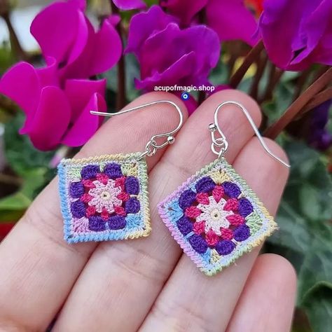 Do you like them? Let me know🌞💫 I called them Color squared, i think the name is fun and they are available in my etsy shop 💫🌞🎃🤩 I truly… | Instagram Italian Witch, Small Crochet Gifts, Crochet Keychains, Crochet Jewellery, Crochet Tutorial Pattern, Crochet Jewelry Patterns, Crochet For Beginners Blanket, Crochet Earrings Pattern, Crochet Daisy