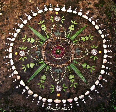 Picture Nature Mandala, Ephemeral Art, Sacred Circle, Mandalas Drawing, Earth Art, Ideas Photography, Nature Crafts, Outdoor Art, Flower Mandala