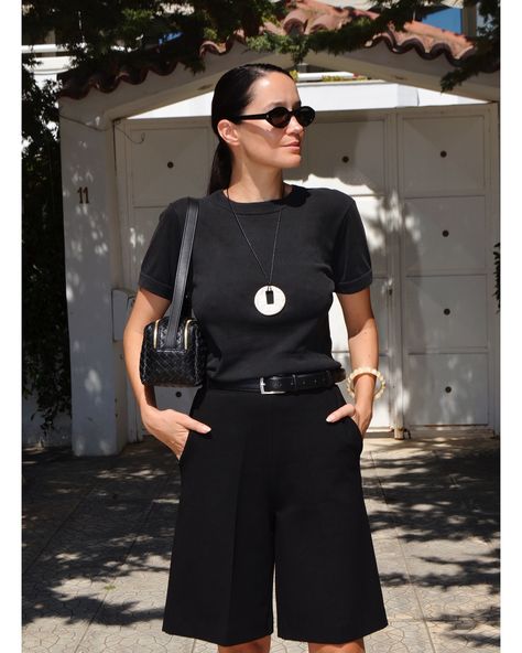 Mid rise bermuda shorts ♣️ all black everything kind of outfit #blackoutfit #womenoutfit #styleblogger Baggy Bermuda Shorts Outfit, Black Bermuda Shorts Outfit, How To Style Bermuda Shorts, Bermuda Shorts Outfit, Black Shorts Outfit, Black Bermuda Shorts, Black Everything, White Trousers, Bermuda Short