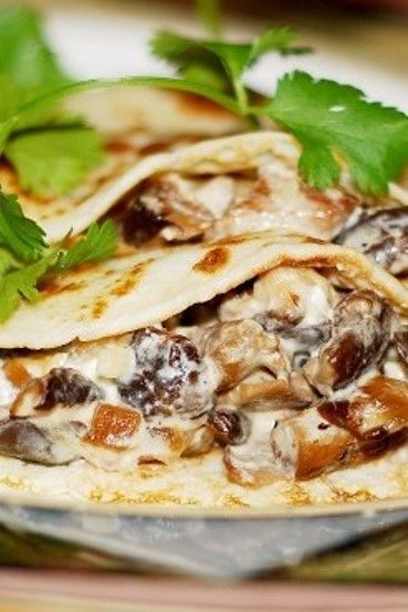 Crepes with creamy chicken and mushroom filling - step-by-step photos on how to make crepes! Dinner Crepes Recipe, Dinner Crepes, Crepe Recipe Savory, Chicken Crepes, Mushroom Filling, Stuffed Crepes, Crepe Recipe, Crepes And Waffles, Chicken And Mushroom