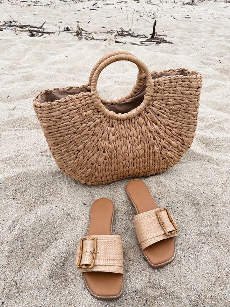 Straw Beach Tote, Rattan Handbags, Sea Bags, Handbag Outfit, Bag Aesthetic, Shell Beach, Rattan Bag, Top Handle Handbags, Bags Aesthetic