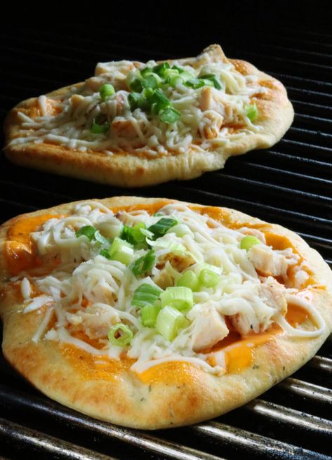 Flat Top Griddle Recipes, Buffalo Chicken Flatbread Pizza, White Chicken Pizza, Buffalo Chicken Flatbread, Flatbread Pizza Recipe, Bbq Chicken Flatbread, Chicken Flatbread Pizza, Blackstone Grill Recipes, Grilled Buffalo Chicken