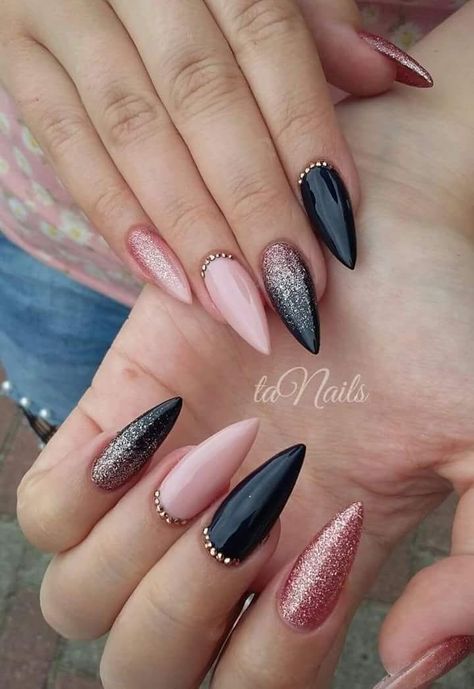 Schwarze Nägel und kleine Finger Home interior design #makeup #bestmakeup Spring Designs, Elegant Manicure, Manicure Nail Designs, Stiletto Nail Art, Black Acrylic Nails, Valentine Nails, Black Nail Art, Nail Design Inspiration, Almond Acrylic Nails