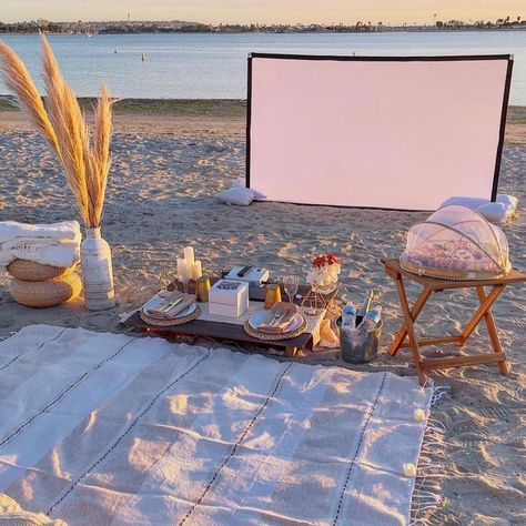 Seaside Cinema 🎥🍿🎟 on Instagram: “✨GIVEAWAY TIME✨ Head over to @sdfoodies now for a chance to win a movie night with us!! 🎥🍿🌙🤞🏻🤞🏻🤞🏻” Night On The Beach, Cinema Date, Valentines Date Ideas, Day Date Ideas, Drive In Movie Theater, Beach Bonfire, Valentines Day Date, Picnic Spot, Drive In Movie