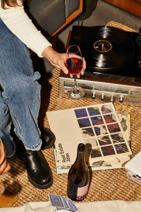 Wine Photography, Photographer Advertising, Foto Art, Flash Photography, Record Player, Advertising Photography, Wine Bar, Photography Portfolio, Photography Inspo