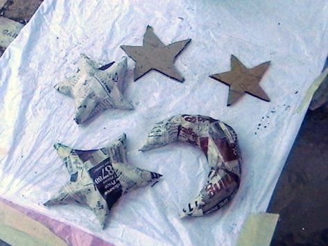 How to make a papier mache model. Paper Mache Moons And Stars - Step 1 Diy Paper Mache Ornaments, Papier Mache Ornaments, Camels Art, Paper Mache Projects, Cardboard Crafts Diy, Moons And Stars, Paper Mache Clay, Kite Festival, Paper Mache Sculpture