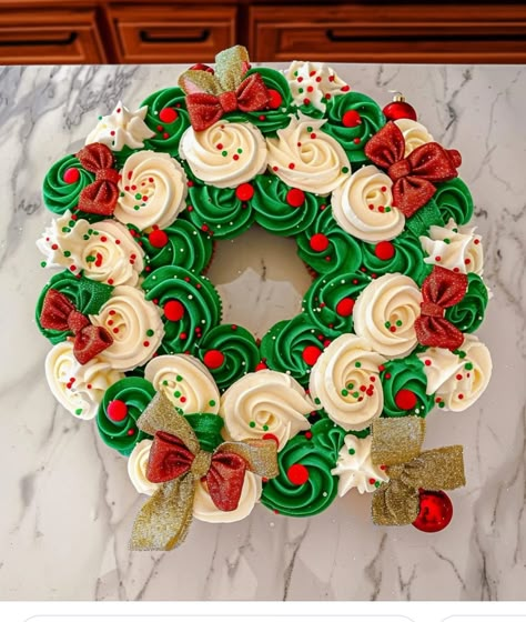 Cupcake Wreath, Cupcakes Christmas, How To Cake, Pull Apart Cupcakes, Christmas Cupcakes, Pull Apart, Christmas Wreath, Baking Powder, Baking Soda