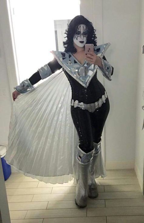 She did a great job on her Ace Frehley costume Kiss Band Costume, Spaceman Costume, Kiss Halloween Costumes, Banda Kiss, Kiss Artwork, Kiss Costume, Kiss Outfits, Kiss Concert, Kiss Army