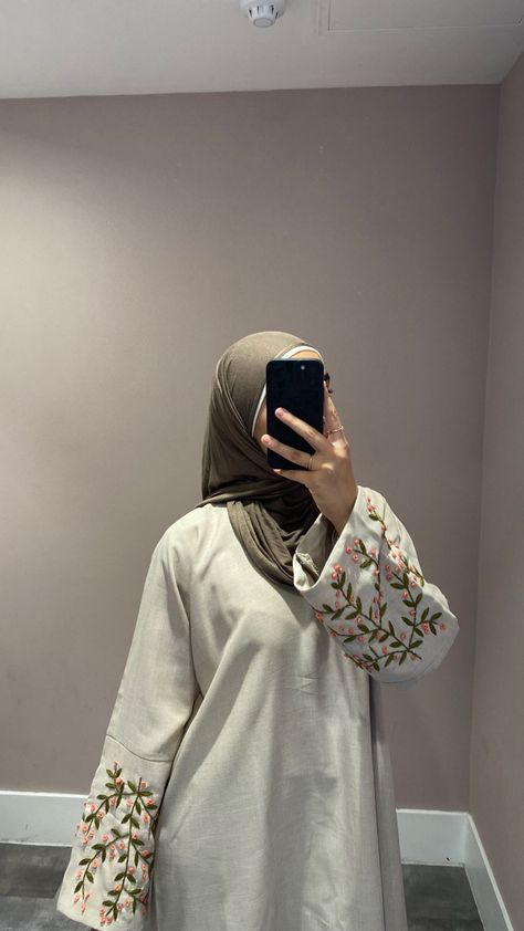 Modest Abaya, Embroidered Abaya, Modest Casual, Modest Casual Outfits, Modern Hijab Fashion, Modesty Outfits, Cute Modest Outfits, Muslim Outfits Casual, Videos Cooking