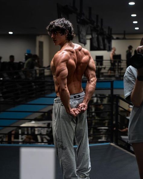 Gym Posing Men, Aesthetic Bodybuilding Poses, Gabe Deutsche Gym, Greek God Poses Gym, Model Aesthetic Men, Men’s Physique, Back Aesthetic Men, Men Fitness Aesthetic, Back Poses Aesthetic