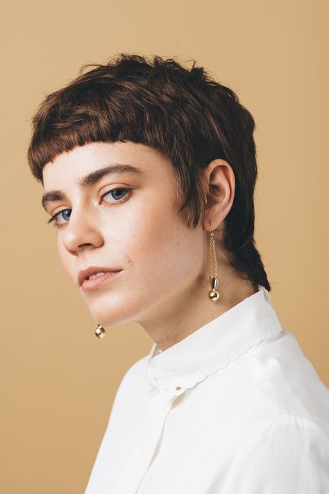 Shave Eyebrows, Pixie Haircut Ideas, Club Jewelry, Shaggy Short Hair, Bridal Hair Inspiration, Gold Glasses, Fountain Of Youth, Beauty Remedies, Mullet Hairstyle