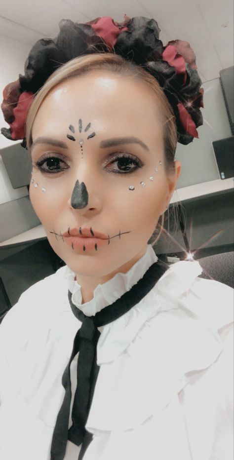 Caveira Halloween, Devil Makeup, Halloween Themed Birthday Party, Dead Makeup, Sugar Skull Halloween, Cute Halloween Makeup, Halloween Makeup Pretty, Amazing Halloween Makeup, Halloween Makeup Inspiration