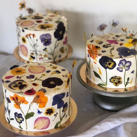 Pretty Shortbread Cookies Feature Hand-Pressed Edible Flowers Pressed Cookies, Pansy Garden, Pastel Cupcakes, Flower Cakes, Pretty Dessert, Modern Wedding Cake, Dandelion Recipes, Pretty Birthday Cakes, Decorated Cakes