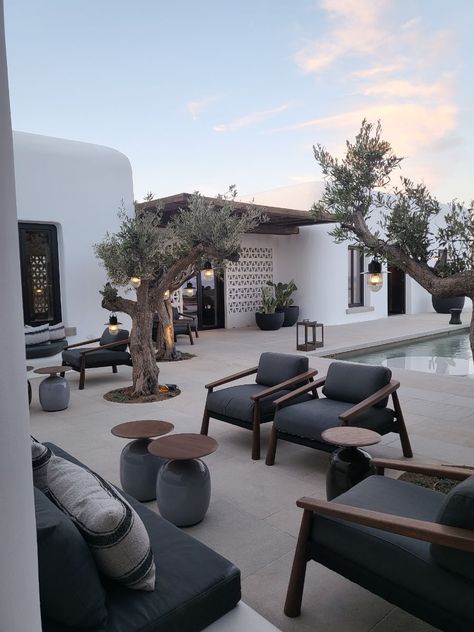 Mykonos Backyard, Mediterranean Hotel Exterior, Hotel Ideas Exterior, Small Hotel Design Architecture, Mykonos Interior Design, Boutique Hotel Exterior, Mykonos House, Hotel Pool Design, Mediterranean Hotel