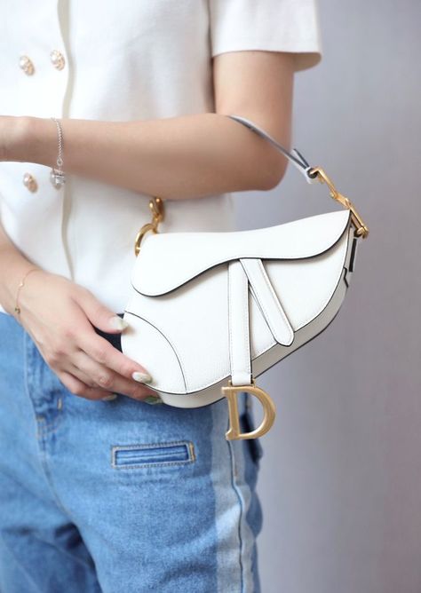 Mini Saddle Bag Grained Leather White Style: M0447 Size: 21x18x5cm White Bag Outfit, Dior Mini Saddle Bag, Mini Bag Outfit, Mini Saddle Bag, Loewe Puzzle Bag, Outfit Inso, Puzzle Bag, Dior Saddle, Chloe Drew