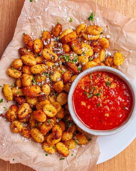 Crunchy Gnocchi Air Fryer, Air Fried Gnocchi, Gnocchi Air Fryer, Vegan Garlic Butter, Air Fryer Gnocchi, Vegan Air Fryer Recipes, Superbowl Snack, Crispy Gnocchi, Vegan Carbonara