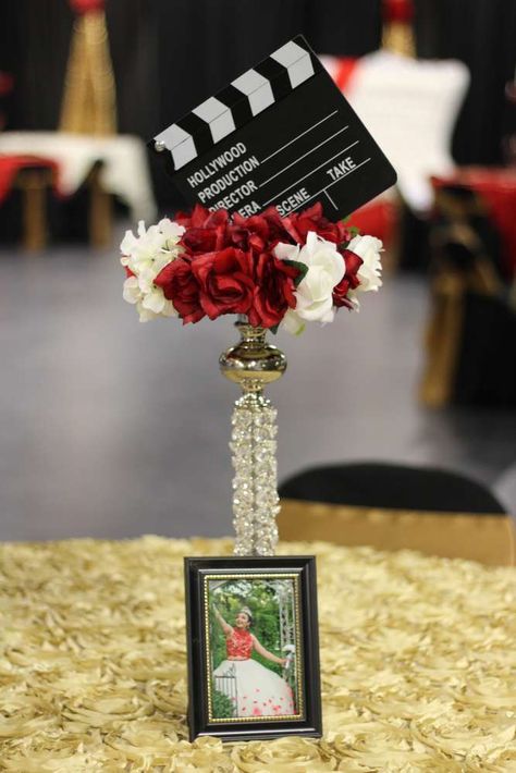 Promotion Centerpiece Ideas, Red Carpet Event Decorations, Hollywood Centerpieces, Hollywood Quince, Family Reunion Centerpieces, Oscar Party Decorations, Red Carpet Theme Party, Reunion Centerpieces, Old Hollywood Theme