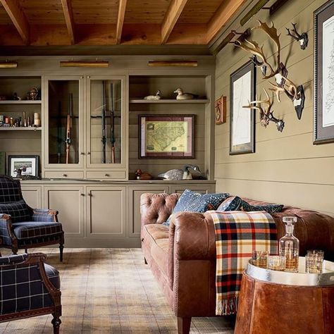 We are totally obsessed with this masculine and moody space! (Repost from @newoldcustomhomes and @dwellbycheryll)⠀ ⠀ #southernhomemag #masculine #moodygrams #plaid #leathercouch #beautifulinteriors #interiordesign Scottish Interiors, Cabin Living Room, Hunting Room, Cabin Living, Farmhouse Interior, Southern Home, Cabin Fever, Mountain Cabin, Deer Head