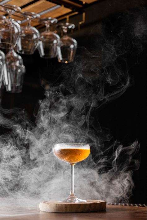 Cocktail On Fire, Smokey Old Fashioned Cocktail, Foto Cocktail, Bartenders Photography, Ambience Photography, Cocktail Photoshoot, Cocktails Photography, Cocktails Aesthetic, Cocktail Pictures