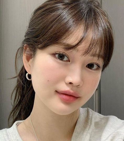 Bangs For Rounded Face, Asian Bangs Long Hair Straight, Light Bangs With Short Hair, Korean Hair For Round Face, Bangs Round Face Asian, Bangs In Round Face, Korean Round Face Hairstyles, Chest Length Haircut With Bangs, Round Face Asian Haircuts