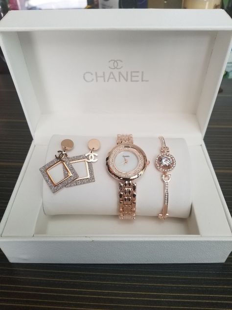 Luxury Gift Box For Women, Luxury Presents Woman, Classy Womens Watches, Trendy Watches Women Fashion, Elegant Watches Women, Cartier Watches Women, Brand Watches Women, Pretty Watches, Womens Designer Watches