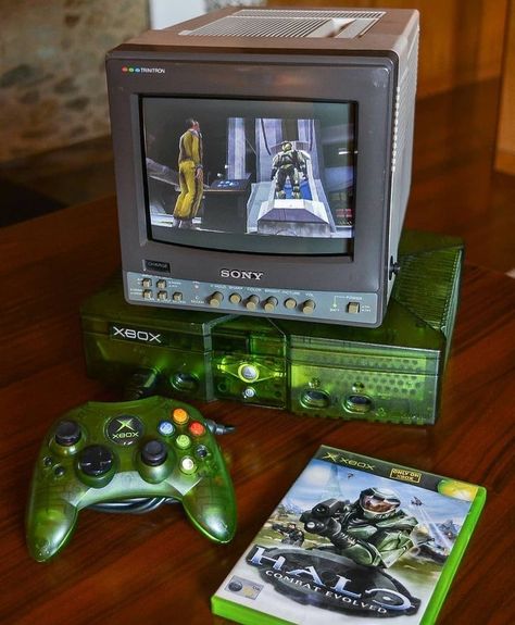 Retro Gaming Setup, Video Games Aesthetic, 2000s Older Brother, Halo Combat Evolved, Older Brother Core, Retro Games Room, Games Aesthetic, Grunge Pictures, Custom Consoles