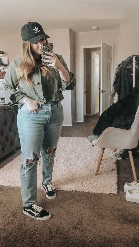 Tomboy look , boyfriend jeans , vans , adidas . Boyfriend Jeans Outfit Plus Size Casual, Curvy Boyfriend Jeans Outfits, Plus Size Outfits With Vans, Plus Size Vans Outfit, Plus Size Vans, Outfit With High Top Vans, Plus Size Boyfriend Jeans Outfit, Plus Size Tomboy Fashion, Outfits With High Tops