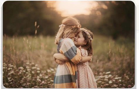 Boho Sibling Photoshoot, Sister Fall Photoshoot Kids, Little Kid Photoshoot Poses, Spring Sibling Photoshoot, Toddler Sister Photoshoot, 2 Sisters Photography Sibling Poses, Sister Pictures Kids, Sisters Photoshoot Poses Kids, Young Sisters Photoshoot