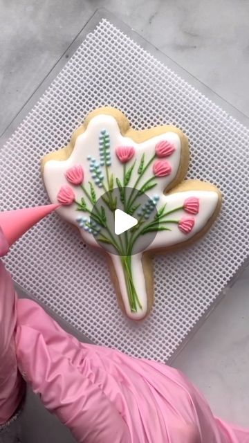 Simple Flower Cookies, Cookie Dessert Table, Prom Cookies, Graduation Cookie Ideas, Owl Treats, Wedding Cookies Decorated, Cutout Cookie, Floral Cookies, Cookie Decorating Icing