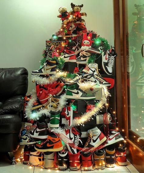 Nike Air Jordan 1 High, Sneakers Wallpaper, Air Nike, Christmas House Lights, Holiday Promotions, Basketball Wallpaper, Iphone Wallpaper Pattern, Christmas Ad, Halloween Diy Crafts