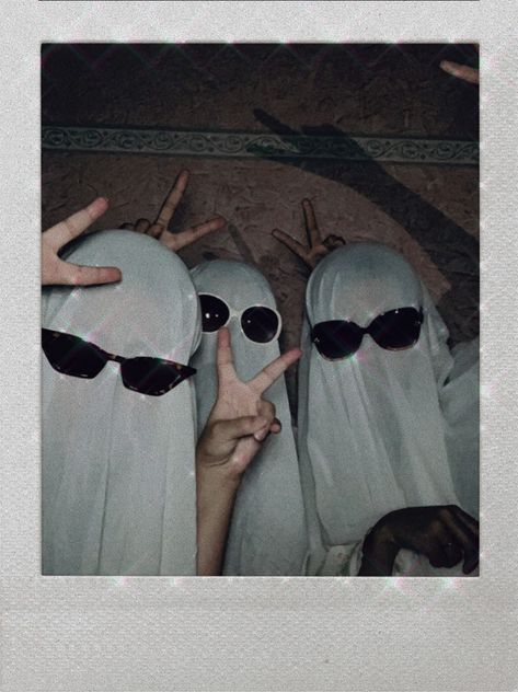 Gost Pic, Dark Fairytale Aesthetic, Best Friend Fotos, Asthetic Picture White And Black, Friendship Photography, Ghost Party, Best Friends Cartoon, Ghost Photography, Friends Illustration