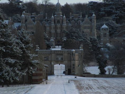 Harlaxton Manor, Victorian Castle, Old Castle, Castle Mansion, Castle Aesthetic, Castle House, Dark Academia Aesthetic, Academia Aesthetic, Haunted Mansion