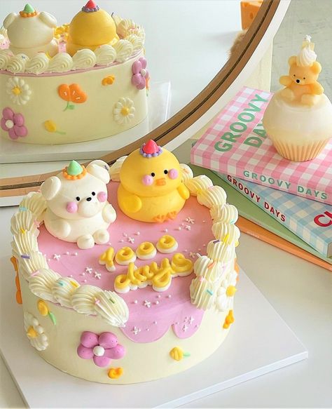 Kawaii Birthday Party Decorations, Bolo Vintage, Whipped Cream Cakes, Asian Cake, Funny Birthday Cakes, Mini Cakes Birthday, Pretty Dessert, Creative Birthday Cakes, Simple Birthday Cake