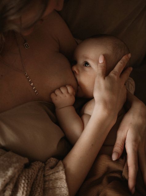 Breastfeeding Newborn Photoshoot Ideas, Mom Breastfeeding Baby Photography, Single Mom Newborn Pictures, Post Partum Aesthetic, Placenta Photography, Raw Motherhood Photography, Breastfeeding Photoshoot Ideas Studio, Baby Breastfeeding Aesthetic, Nursing Photoshoot Breastfeeding