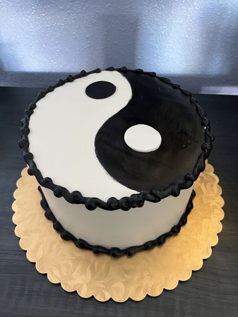 Yin Yang Cake, Pijama Party, Bonnie Clyde, Ying Yang, 9th Birthday, Yin Yang, Cake Designs, Cake Decorating, Pastel