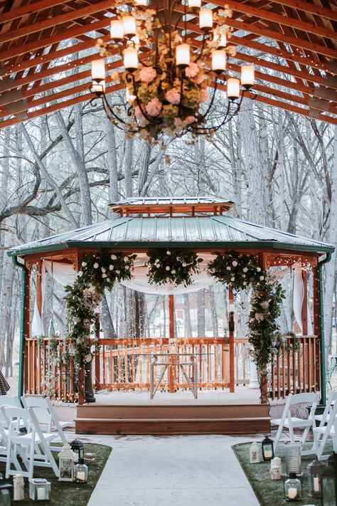 Outdoor Winter Wedding, Winter Wedding Planning, Winter Wedding Centerpieces, Snow Wedding, Rustic Winter Wedding, Gazebo Wedding, Wedding Themes Winter, Winter Wedding Decorations, Winter Wedding Inspiration