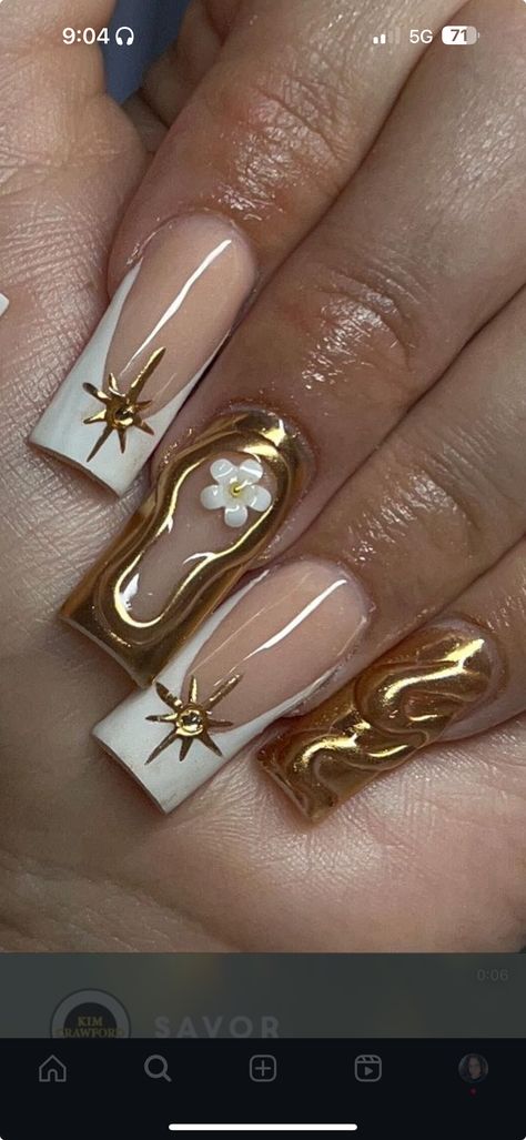 Gold Nails Art, Classy Nails French Tip, Nails That Go With Gold Jewelry, Nails Gold Detail, Gold Nails Flowers, White And Gold Nails Black Women, Nude Nails With Gold Design, Nail Designs No Charms, Baby Pink And Gold Nails