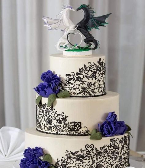 Creepy Cakes, Dragon Wedding Cake, Gothic Wedding Cake, Lotr Wedding, Dragon Wedding, Dragon Cakes, Nerdy Wedding, Viking Wedding, Medieval Wedding