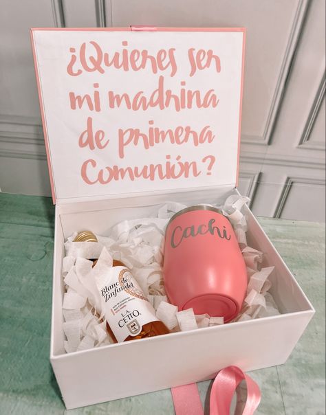 Linda caja personalizada Godparent Request Ideas, Godparent Request, Heart Iphone Wallpaper, Cute Couple Gifts, Proposal Gifts, God Parents, First Communion, Couple Gifts, Gift Baskets