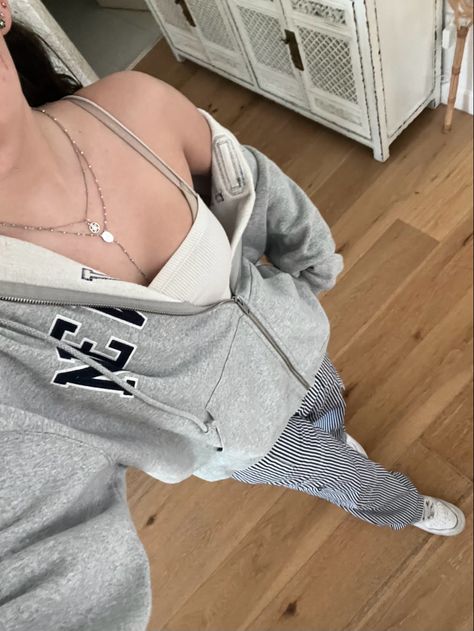 New York Hoodie Outfit, Brandy Melville Hoodie Outfit, Brandy Hoodie Outfit, Brandy Hoodie, Air Force Nike, Brandy Melville Hoodie, New York Hoodie, Brandy Melville Outfits, Trend 2023